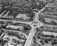 881174 Luchtfoto van het verkeersplein De Berekuil te Utrecht, vanuit het oosten, met links op de voorgrond de ...